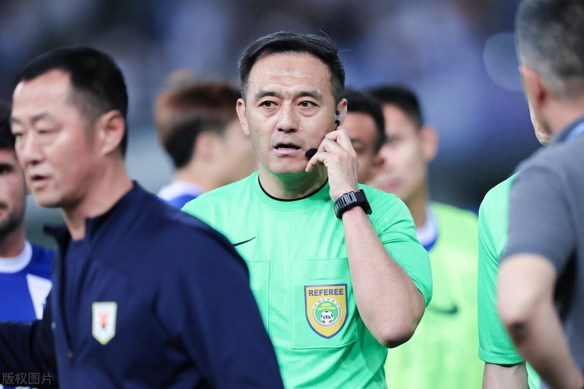 意媒Calciomercato消息，罗马正在转会市场上寻找中后卫引援，他们与博努奇的谈判已经进入后期阶段。